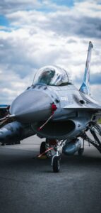 F-16 Kampfjet auf Startbahn - Symbolbild Verteidigungswirtschaft Bayern