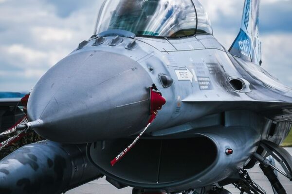 F-16 Kampfjet auf Startbahn - Symbolbild Verteidigungswirtschaft Bayern