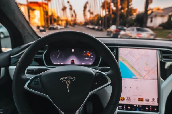 Person im Auto Cockpit - FAU Fahrzeugradar KI autonomes Fahren