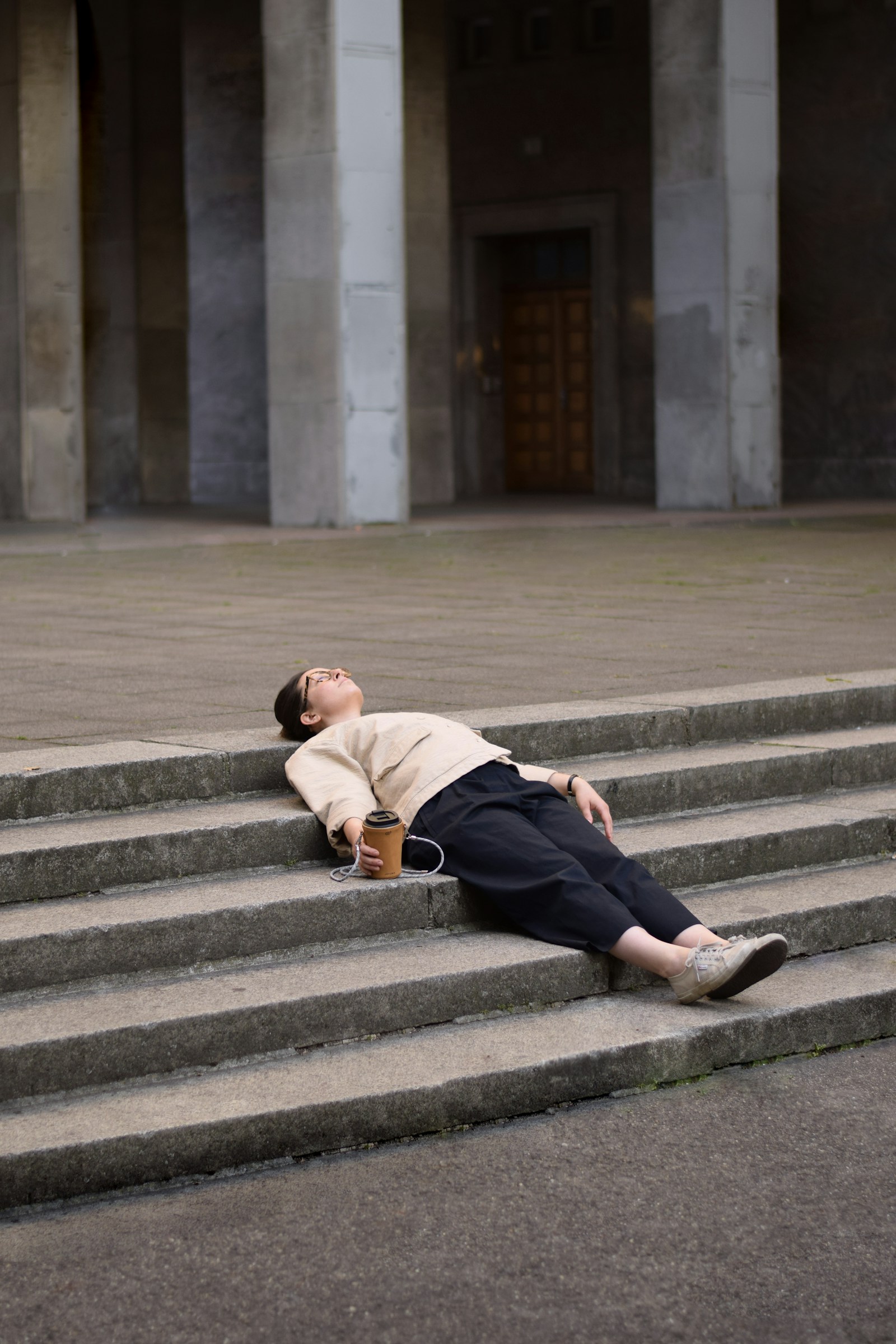 Person macht Pause auf einer Treppe als Symbolbild fuer gesetzliche Pausenzeiten Bayern