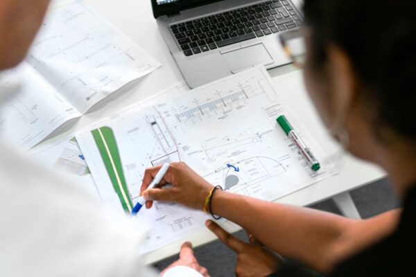 Handwerkslehrling bei Arbeit - Ausbildungszahlen Handwerk Bayern 2026