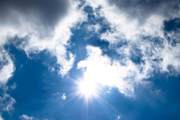 Sonnenstrahlen durch Wolken - Hitzewelle Bayern 2026 Arbeitgeber