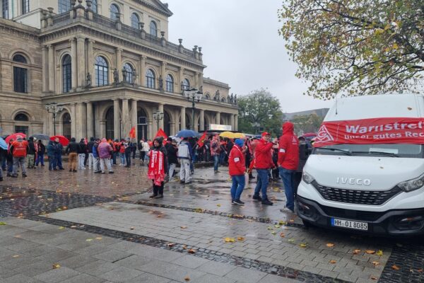 Warnstreik der IG Metall am Opernplatz Hannover als Symbolbild fuer IG Metall kuendigen
