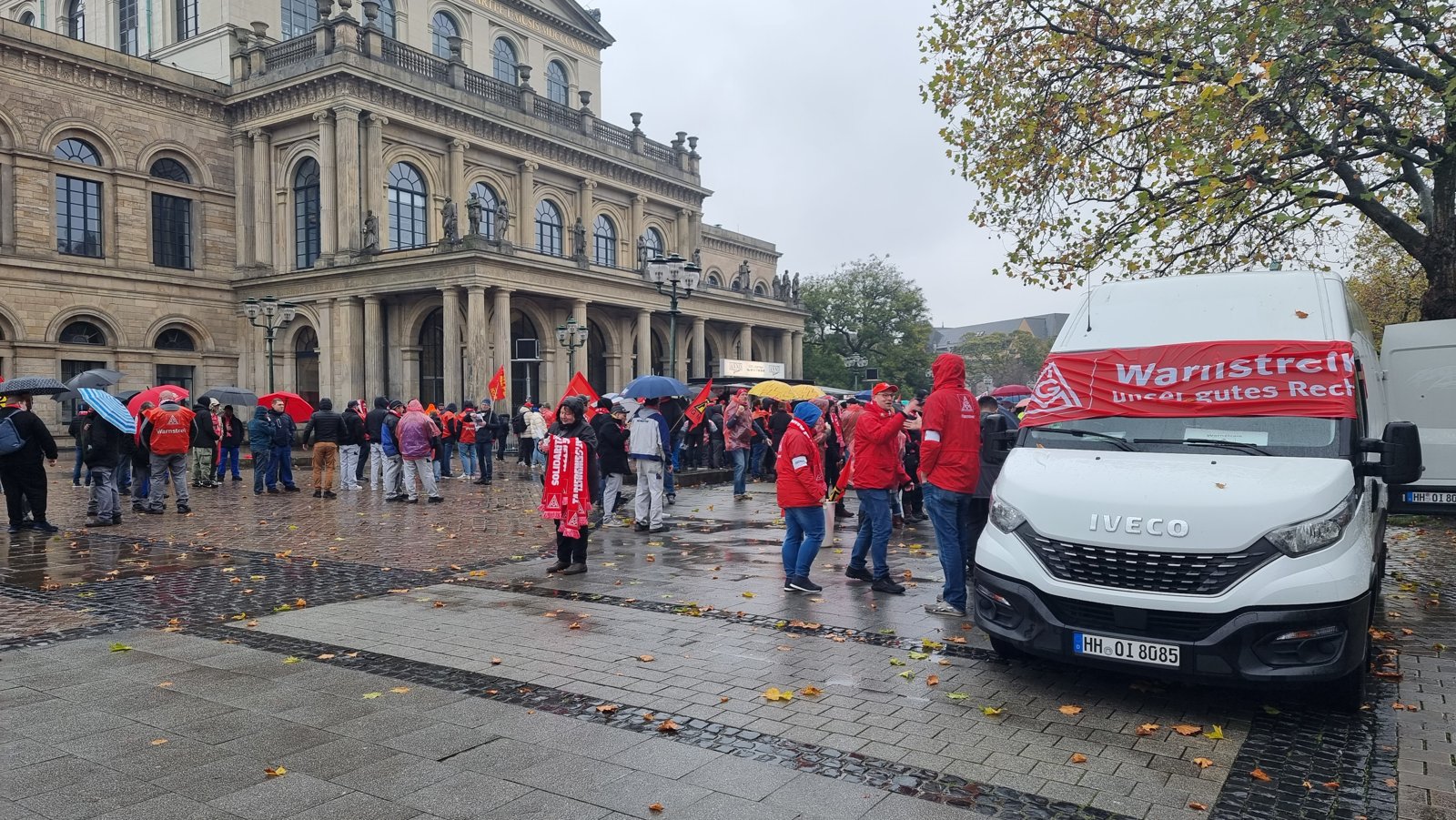 Warnstreik der IG Metall am Opernplatz Hannover als Symbolbild fuer IG Metall kuendigen