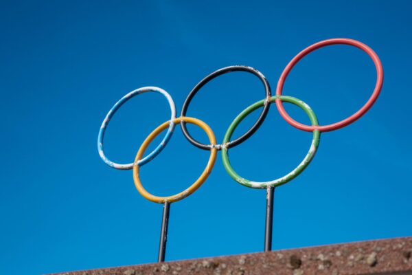Olympisches Symbol vor Himmel - München Olympia 2034