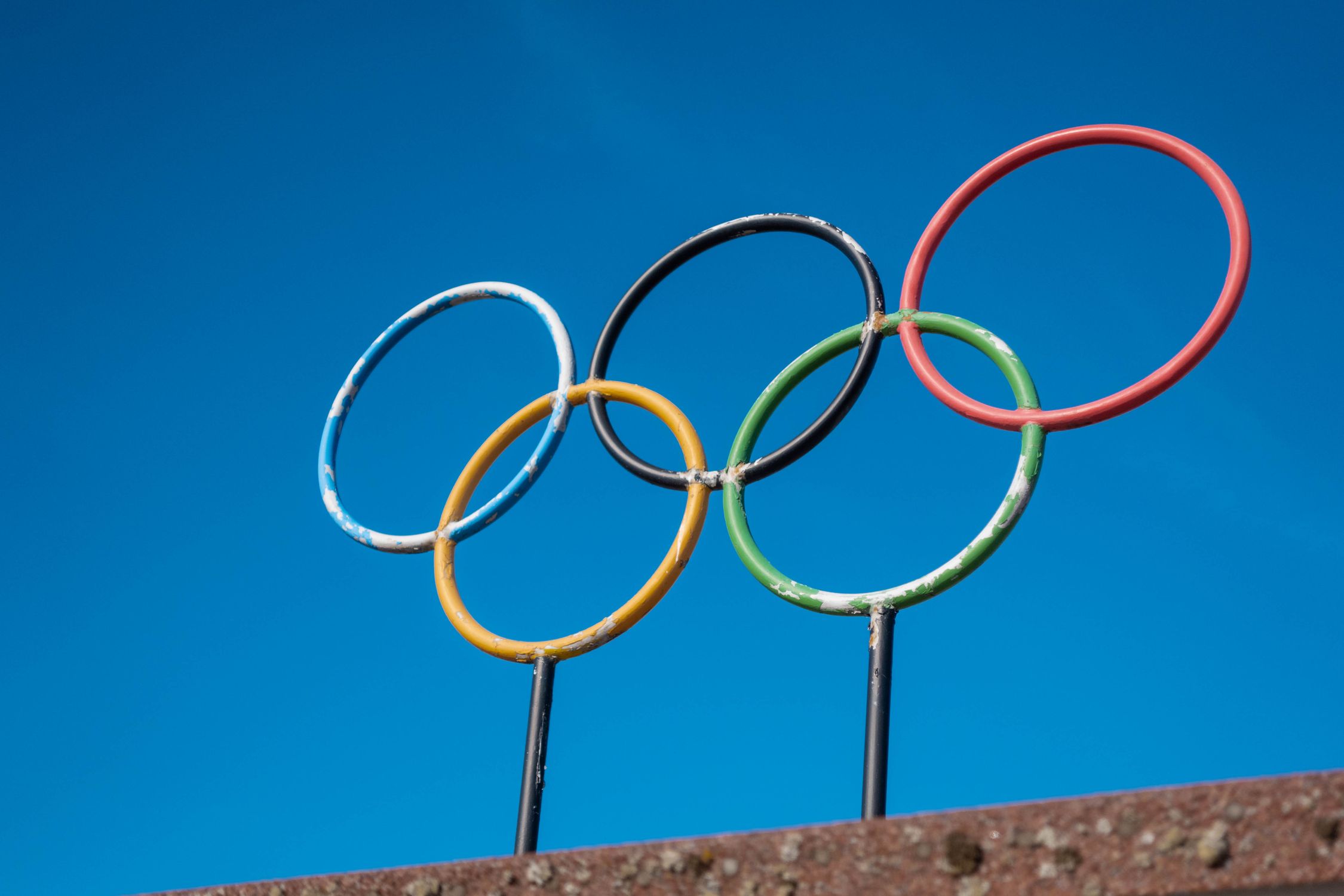 Olympisches Symbol vor Himmel - München Olympia 2034