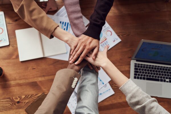 Startup-Team bei der Arbeit - TUM Startups 25.000 Arbeitsplätze Bayern