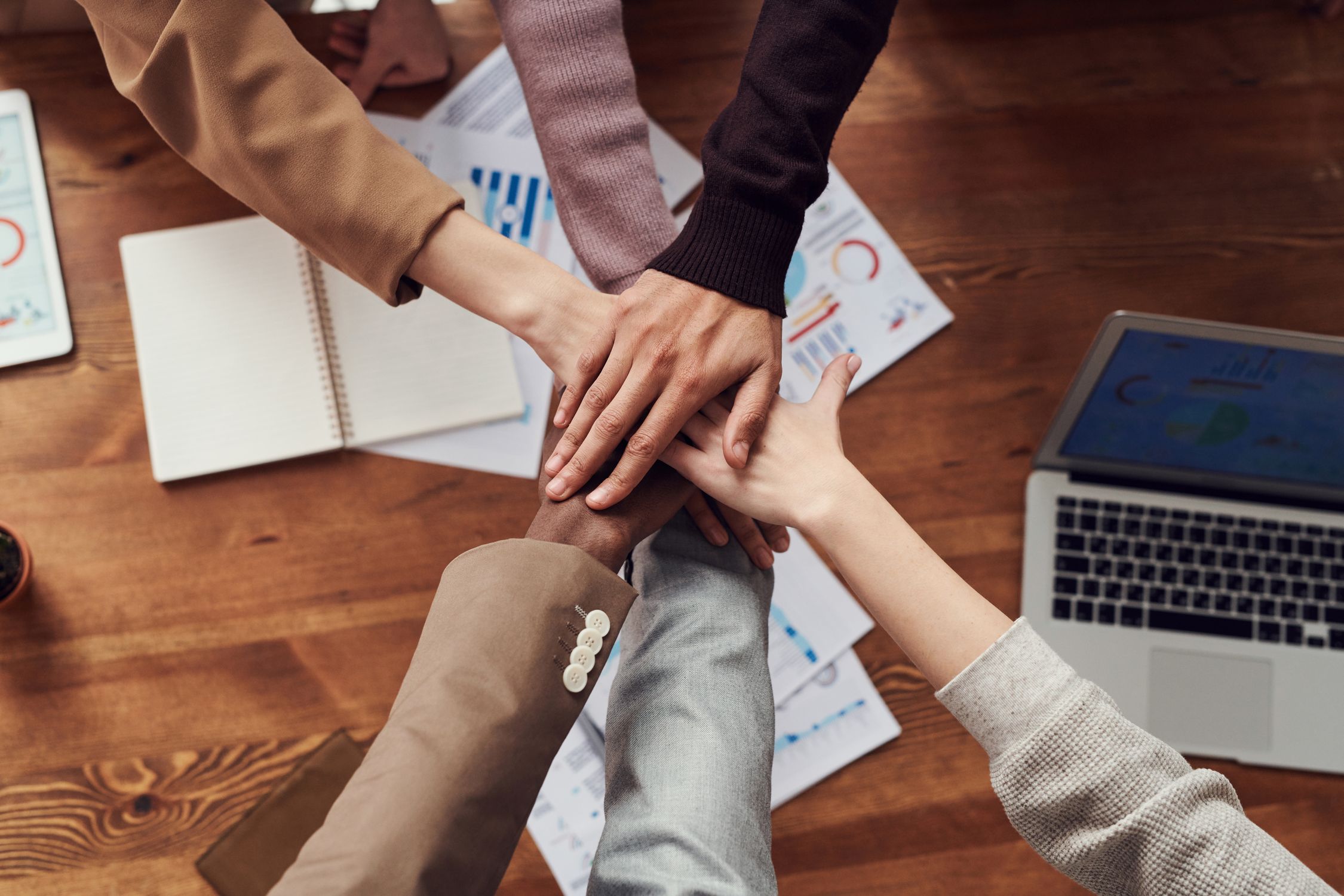 Startup-Team bei der Arbeit - TUM Startups 25.000 Arbeitsplätze Bayern