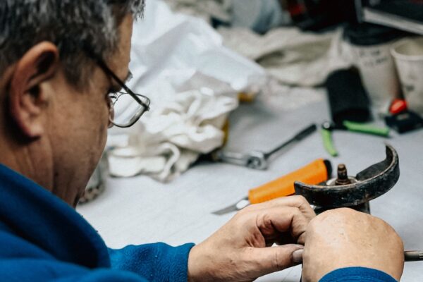 Handwerker arbeitet in der Werkstatt als Symbolbild fuer Ueberstunden bei 40 Stunden Woche