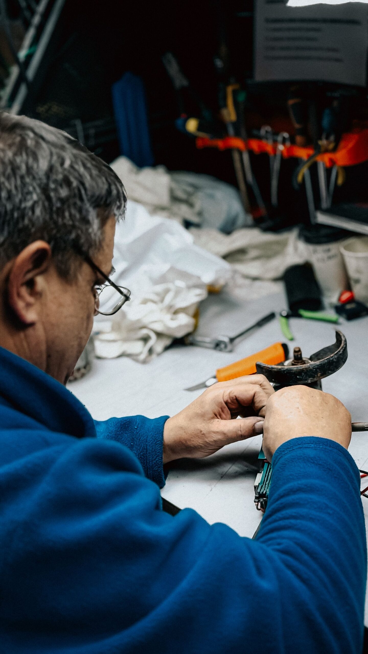 Handwerker arbeitet in der Werkstatt als Symbolbild fuer Ueberstunden bei 40 Stunden Woche