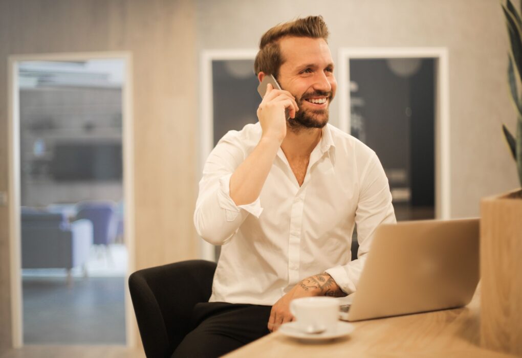 Handschlag Bewerbung Job - Arbeitsmarktbericht August 2026 Bayern Stabilisierung