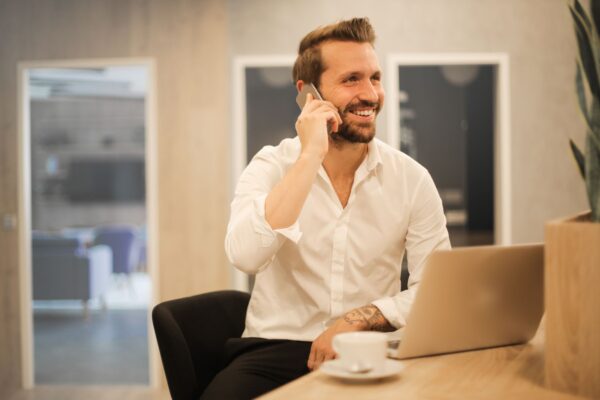 Handschlag Bewerbung Job - Arbeitsmarktbericht August 2026 Bayern Stabilisierung