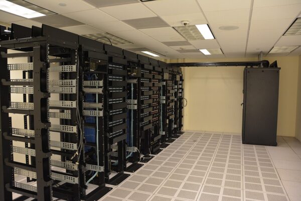 Serverracks in Rechenzentrum - Cyber Resilience Act Bayern Unternehmen