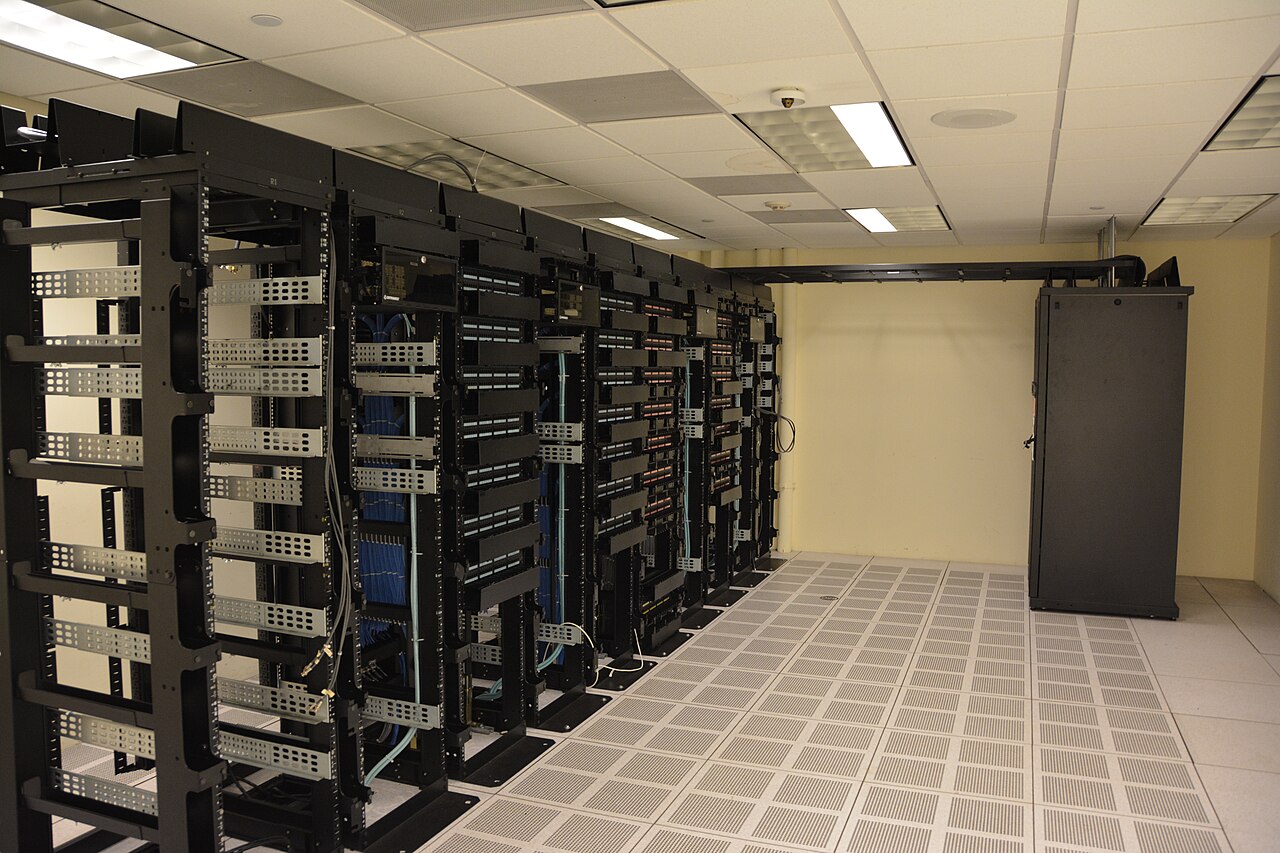 Serverracks in Rechenzentrum - Cyber Resilience Act Bayern Unternehmen