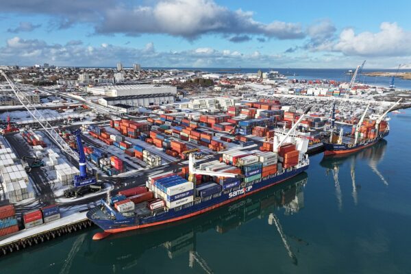 Containerhafen mit Schiffen - Bayerisches Exportplus H1 2026
