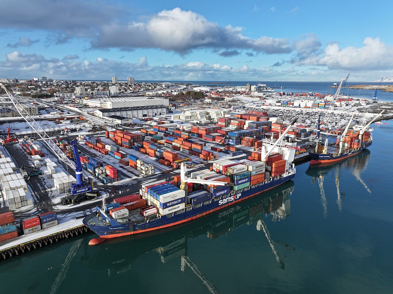 Containerhafen mit Schiffen - Bayerisches Exportplus H1 2026