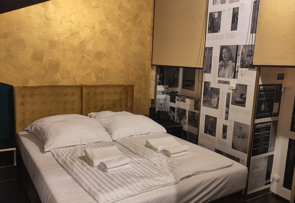 Hotelzimmer mit Wanddekorationen - Übernachtungszahlen Bayern H1 2026