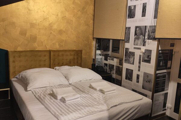 Hotelzimmer mit Wanddekorationen - Übernachtungszahlen Bayern H1 2026