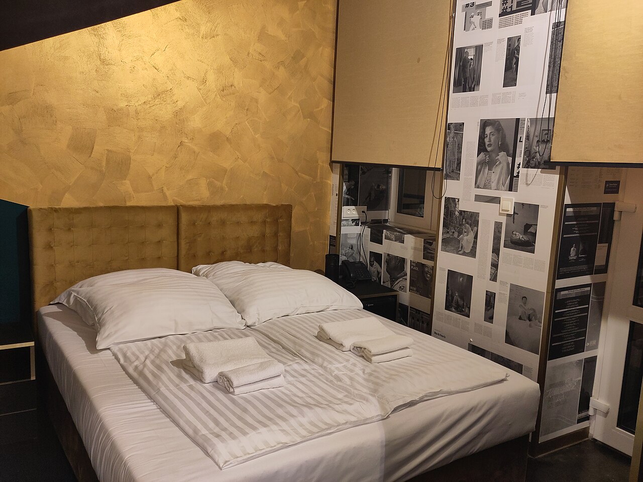 Hotelzimmer mit Wanddekorationen - Übernachtungszahlen Bayern H1 2026