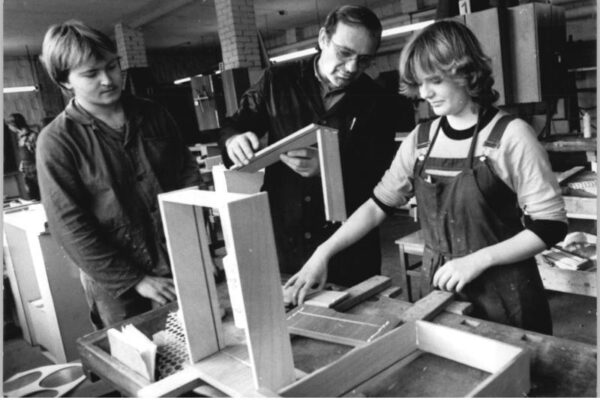 Lehrlinge und Ausbilder bei der Schreinerausbildung - Ausbildung Garant Lebenseinkommen Bayern