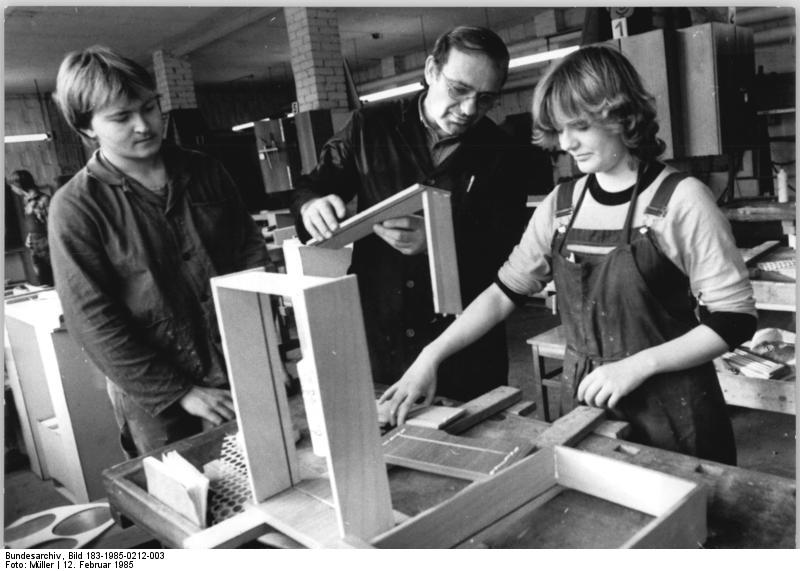 Lehrlinge und Ausbilder bei der Schreinerausbildung - Ausbildung Garant Lebenseinkommen Bayern