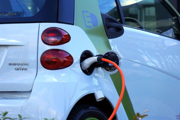 Elektroauto wird geladen - DeepDrive TUM Gründerpreis Elektromobilität Bayern