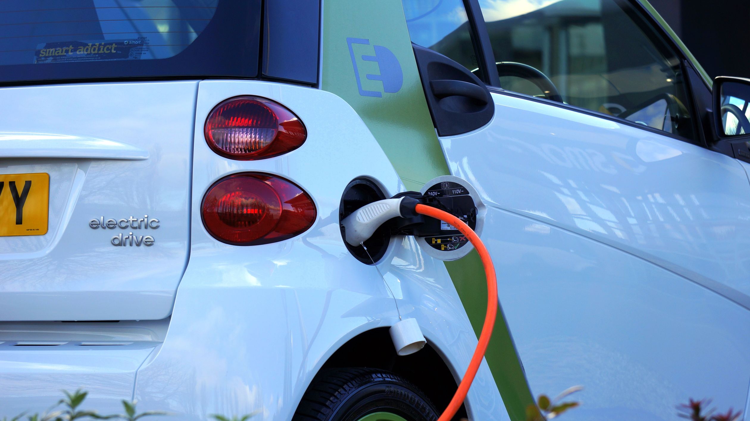 Elektroauto wird geladen - DeepDrive TUM Gründerpreis Elektromobilität Bayern