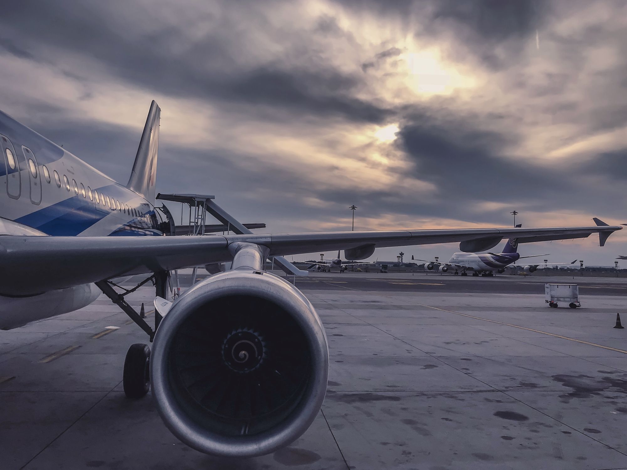 Flugzeug auf Flughafen Vorfeld - Luftverkehr Bayern H1 2026 Rückgang