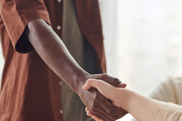 Handschlag bei Vorstellungsgespräch - Initiative FKS+ vbw Bayern Fachkräftesicherung