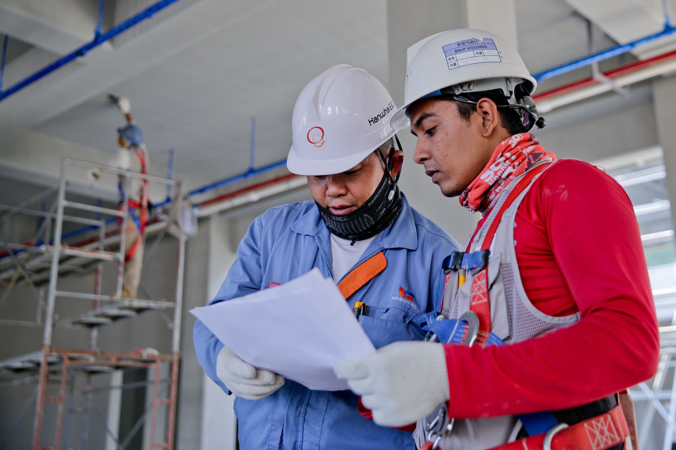 Zwei Handwerker auf Baustelle - Fachkräftebedarf Handwerk Bayern Tag des Handwerks