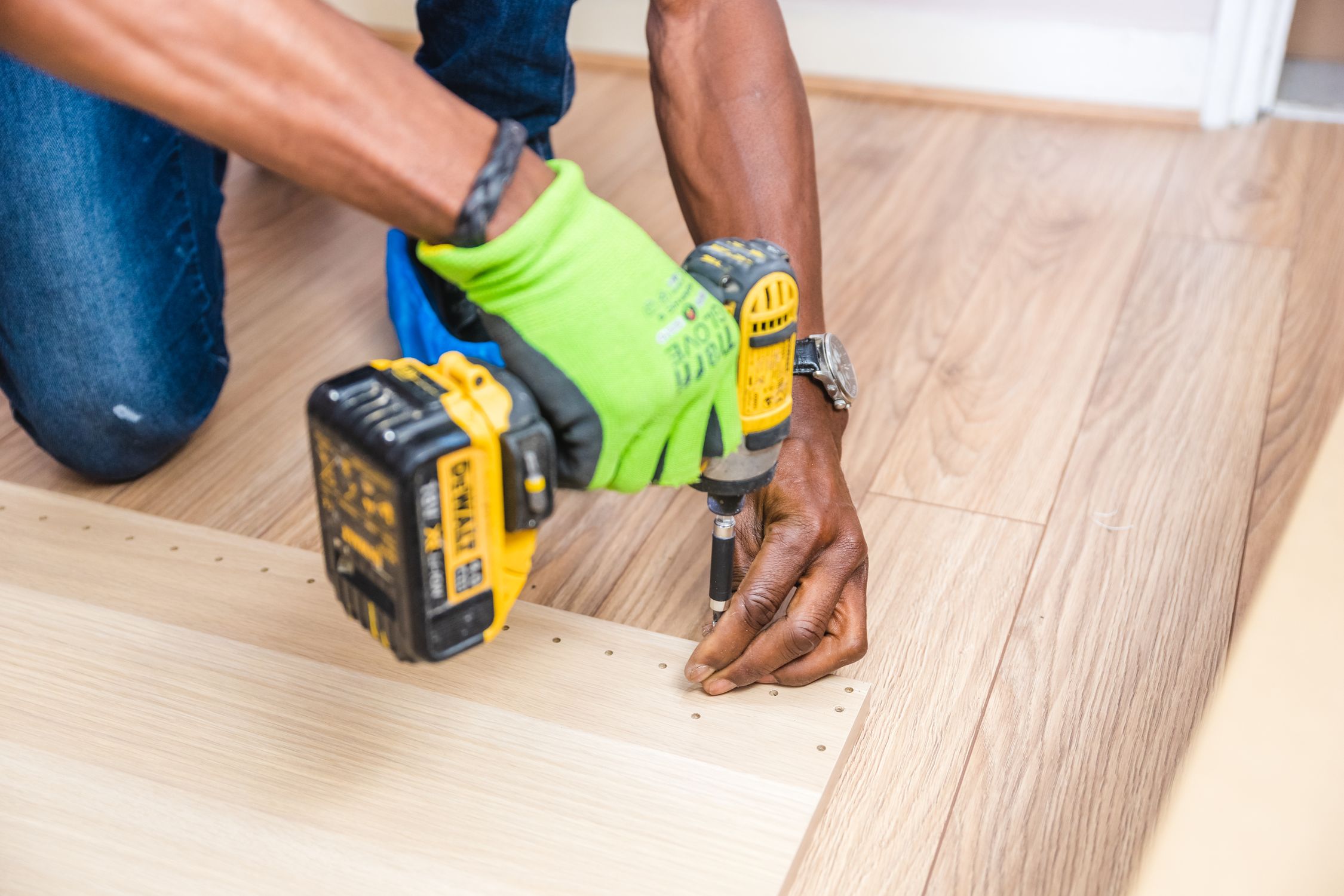 Handwerker mit Bohrmaschine - Lohnzusatzkosten Bayerisches Handwerk BHT