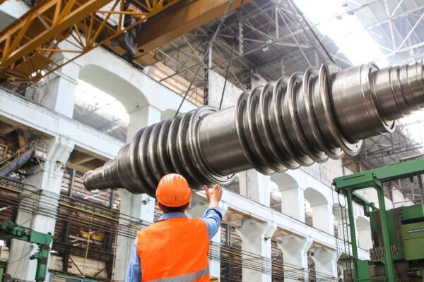 Industriearbeiter mit Turbinenkomponente - Auftragseingänge Industrie Bayern Juli 2026