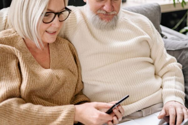 Älteres Paar auf Sofa mit Laptop - Rentenausgaben Bayern 2025 Alterssicherung 2,85 Millionen Rentner