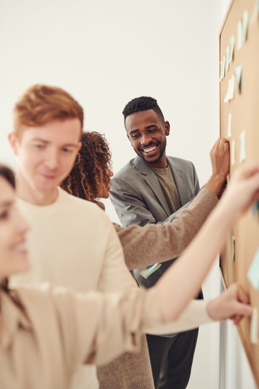 Team arbeitet gemeinsam am Board - DRV Betriebstreue Arbeitsmarkt Bayern