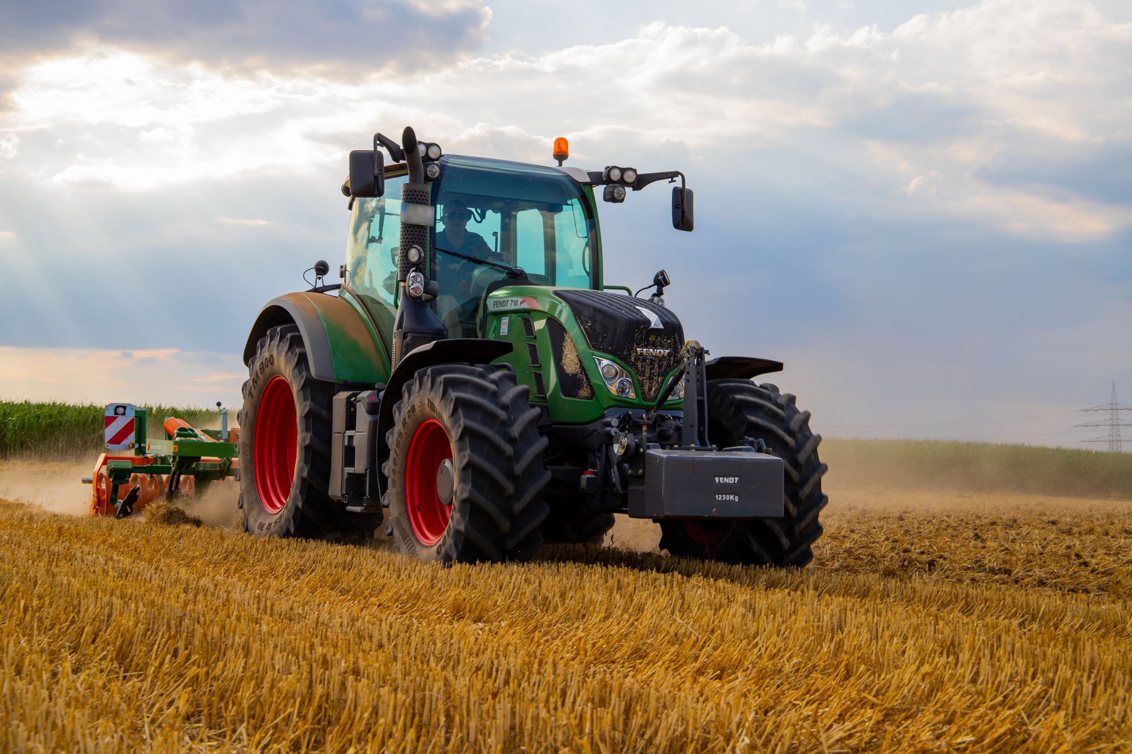 Fendt Traktor auf Feld - Steigende Kraftstoffkosten Landwirtschaft Bayern