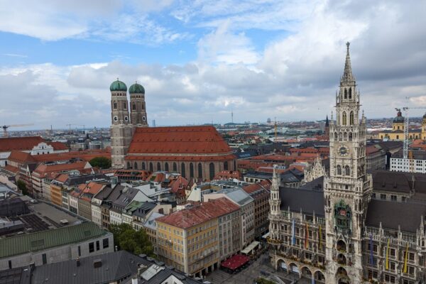 Luftaufnahme von Muenchen mit Marienplatz und Frauenkirche