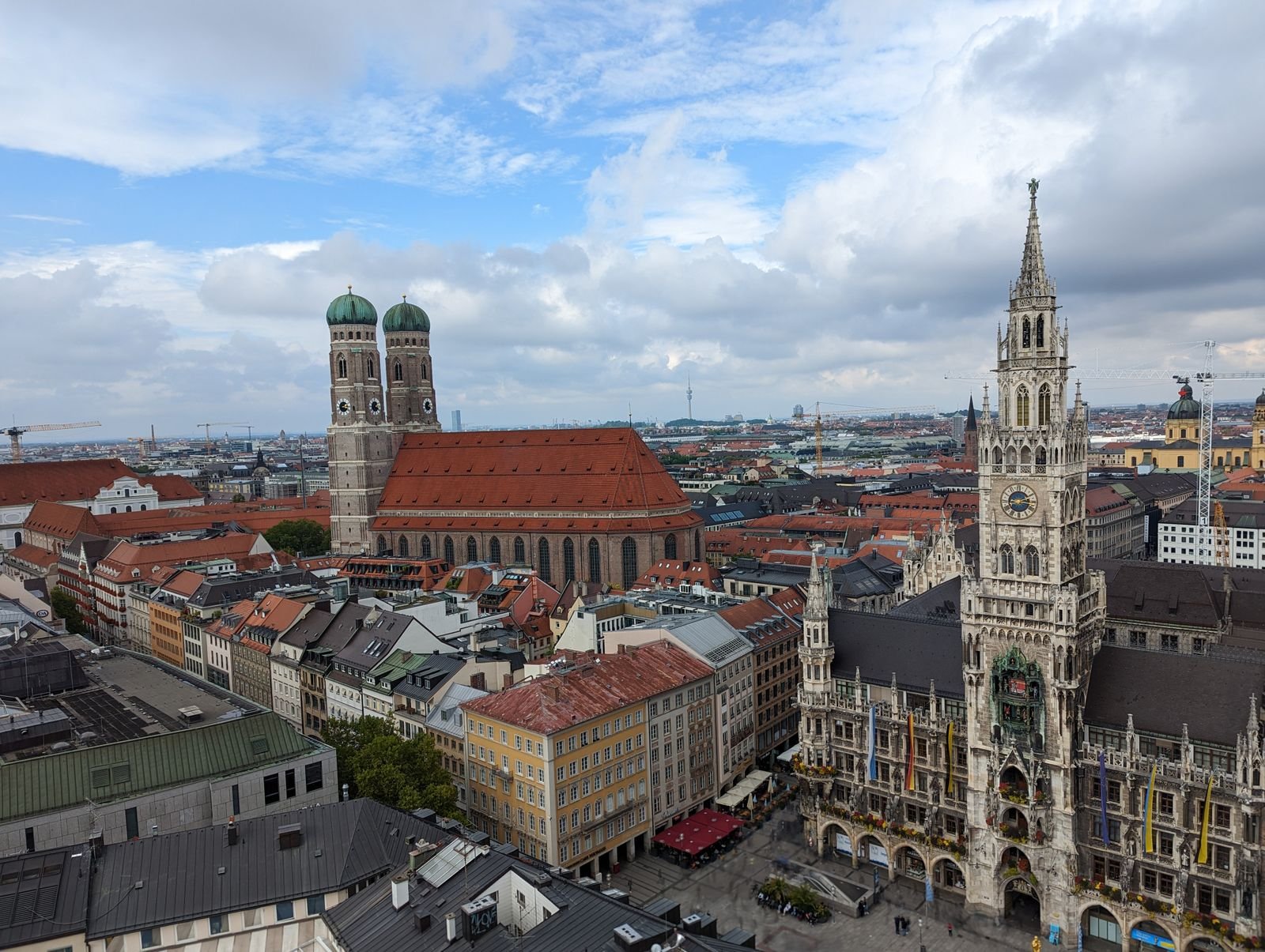 Luftaufnahme von Muenchen mit Marienplatz und Frauenkirche
