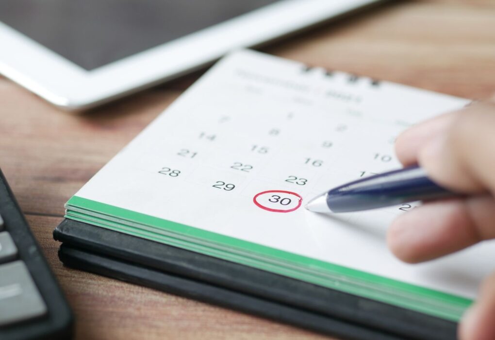 Kalender mit rot markiertem Datum zur Urlaubsplanung