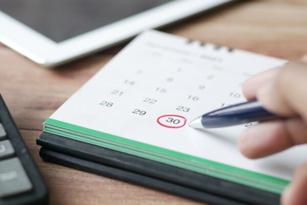 Kalender mit rot markiertem Datum zur Urlaubsplanung