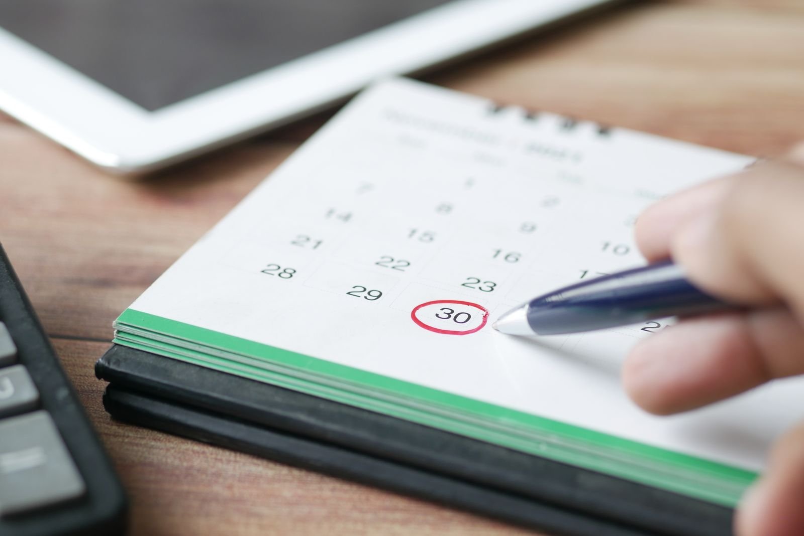 Kalender mit rot markiertem Datum zur Urlaubsplanung