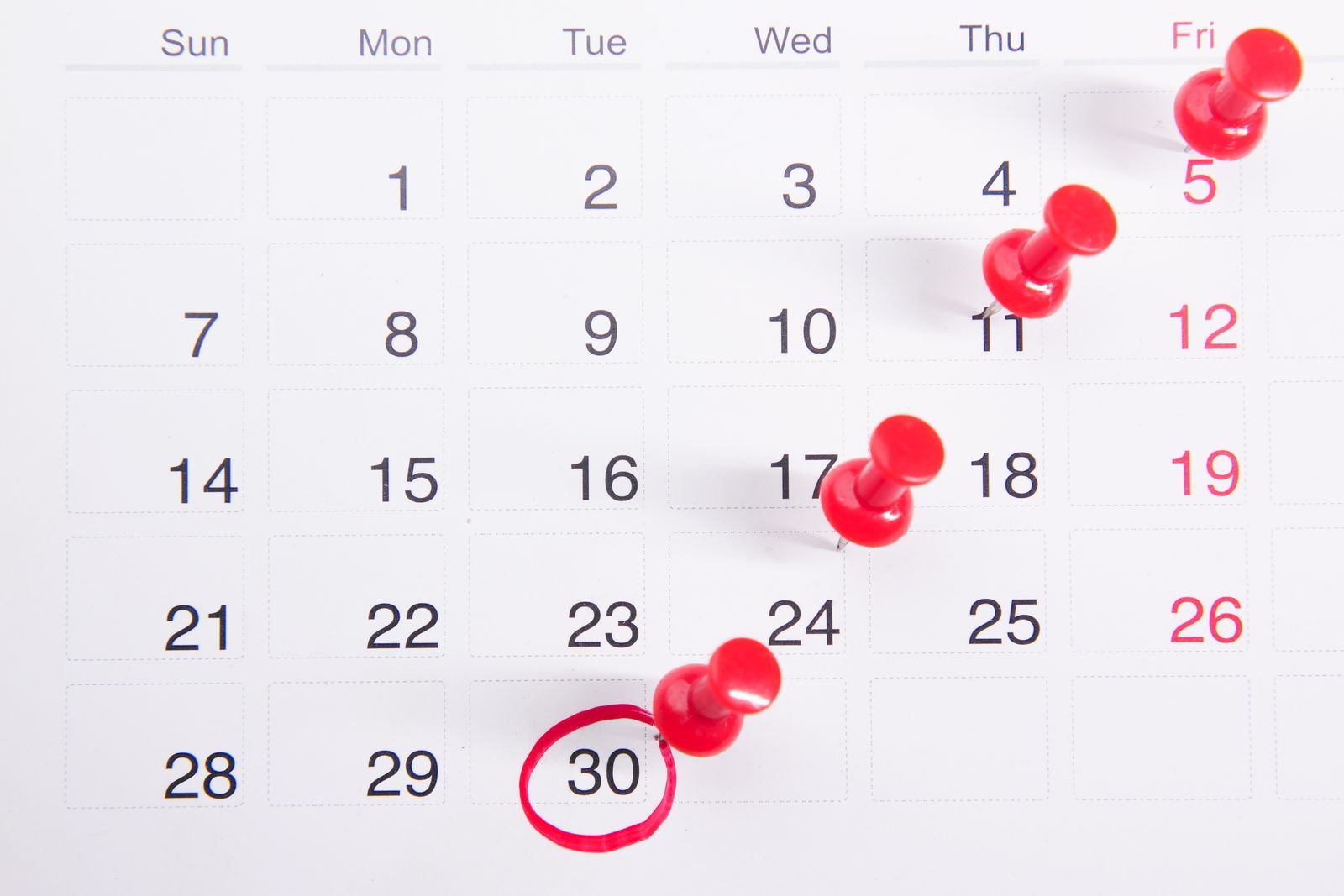 Kalender mit roten Markierungen fuer Urlaubstage